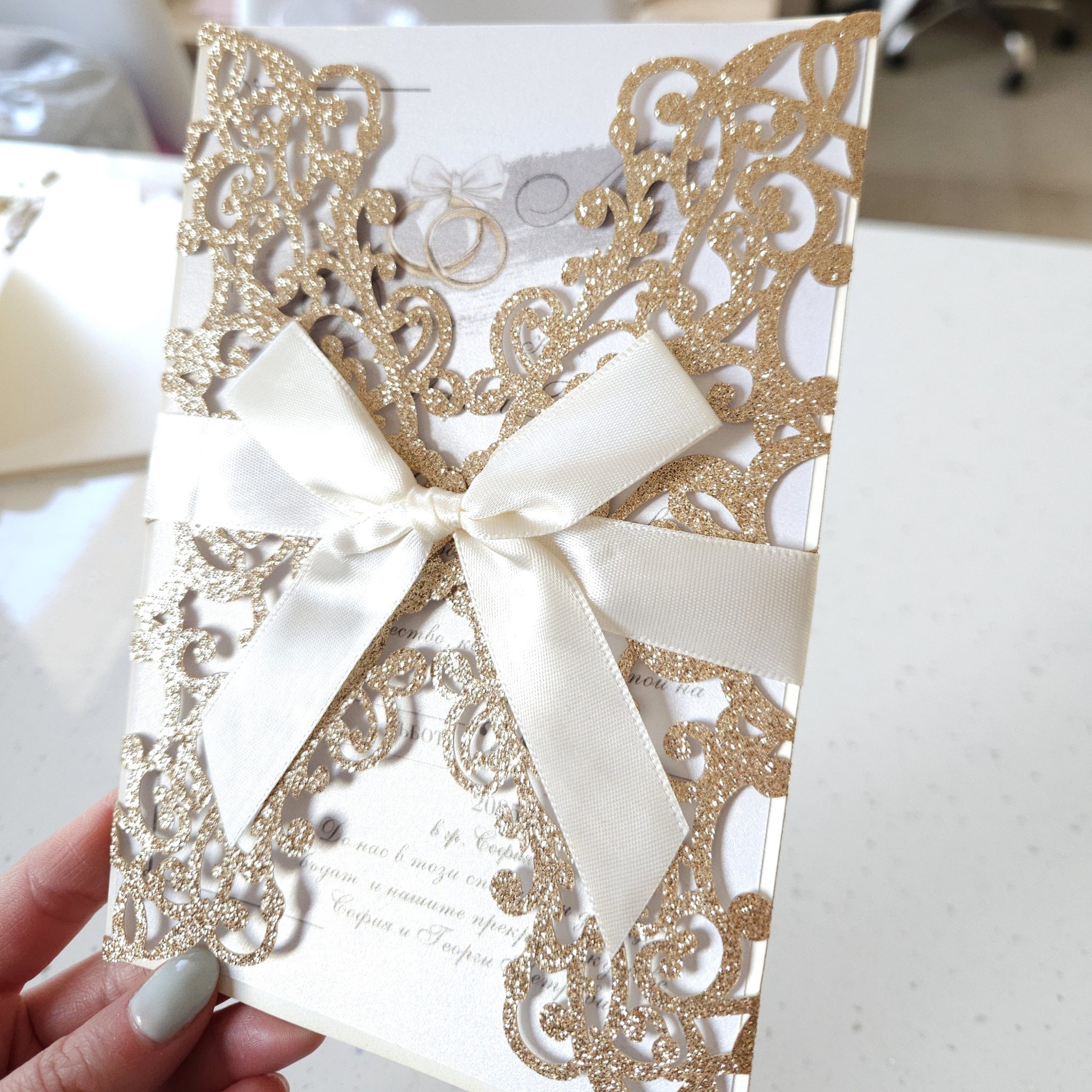 Сватбена Покана с Нежен Брокат - Сватбени Инициали