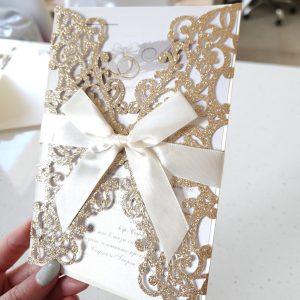 Сватбена Покана с Нежен Брокат - Сватбени Инициали